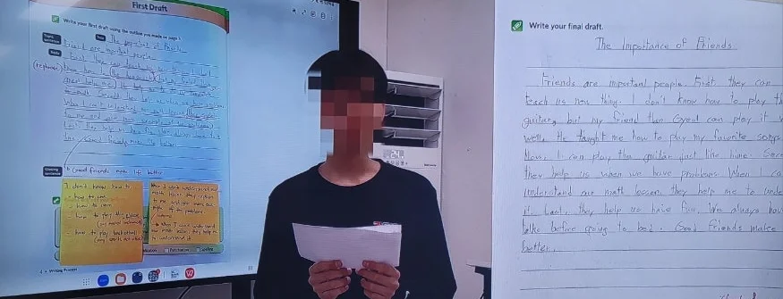 학생이 영어 에세이를 발표하는 모습